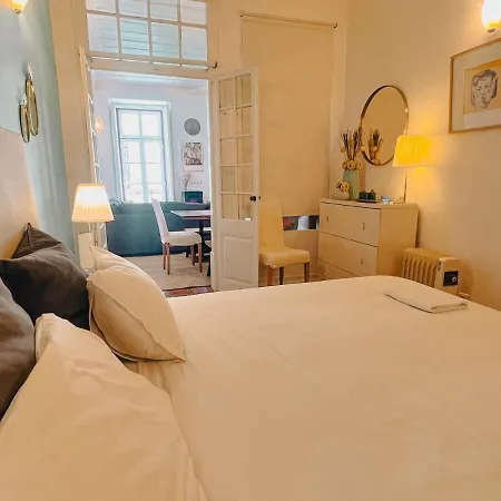 Charming 5 Bedroom In Traditional *