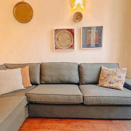 Charming 5 Bedroom In Traditional Apartment *