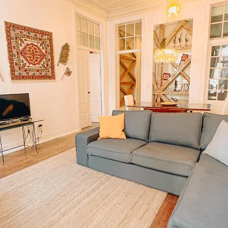 Charming 5 Bedroom In Traditional Apartment *
