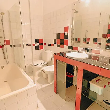 Charming 5 Bedroom In Traditional *