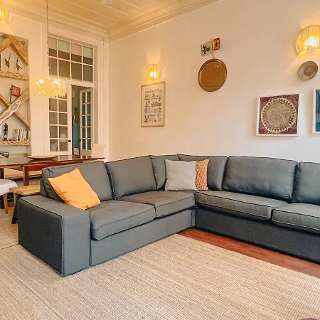 Charming 5 Bedroom In Traditional Apartment